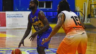 Howard Wilkerson tuvo una buena noche para Del Progreso, que le ganó a Ciclista. Foto: Andrés Maripe 
