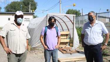 Los responsables del programa que brinda capacitación y elementos para desarrollar los cultivos en el ámbito familiar. Fotos Juan Thomes.