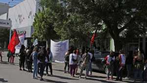 Marcharon para pedir canastas escolares a la delegación de Educación en Roca