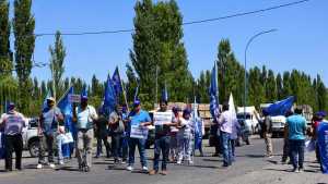 Uatre protestó en Roca con un corte de tránsito en la rotonda de Ruta 22 y 6