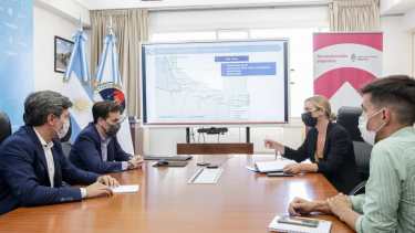 La intendenta analizó junto a los funcionarios nacionales el avance de la reactivación del tren regional. (foto: gentileza)