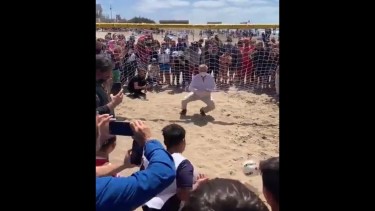 El Presidente se tira a la izquierda para intentar atajar el penal.  