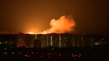 El momento que cae una bomba sobre la capital de Ucrania. 