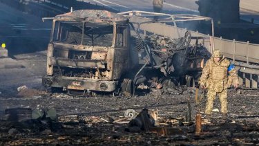 Rusia envía delegación negociadora a Bielorrusia, pero Ucrania propone otros lugares. 