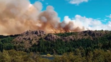 El viento complica las tareas de los brigadistas en Esquel.  Foto: Gentileza Radio 3 Cadena Argentina