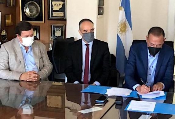 Arrieta, titular de Vialidad Nacional, el lunes junto a Doñate y Weretilneck. Dos días después firmó otro convenio con Soria y Casas.