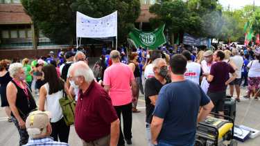 Los gremios realizaron un acto frente al Juzgado Federal. Foto Andrés Maripe