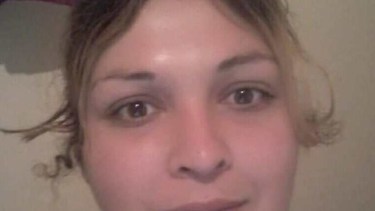 Vestía pantalón de jean azul; remera rosa y llevaba una cartera roja.