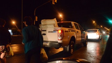 El reparto de colchones se efectuó durante la noche de ayer. Foto Gino Avoledo