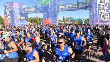 Una marea azul de corredores hubo esta mañana en el la Isla 132 de Neuquén. Foto: Gentileza