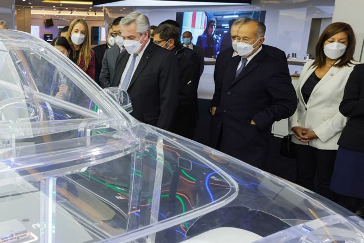 El presidente Fernández y la gobernadora Carreras en la empresa tecnológica china Huawei. Foto Gentileza