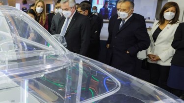 El presidente Fernández y la gobernadora Carreras en la empresa tecnológica china Huawei. Foto Gentileza