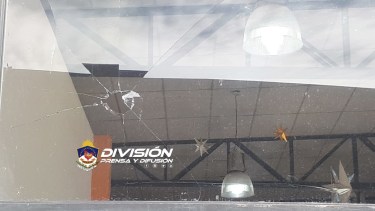 Los disturbios terminaron con dos ventanales rotos en la terminal de Plottier. Foto: Gentileza