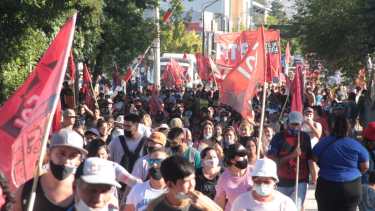 La nutrida marcha en contra del acuerdo con el FMI en Neuquén capital. Foto: Gentileza