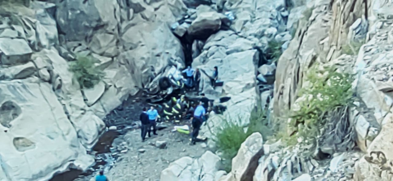 La camioneta cayó por el acantilado de 300 metros. Foto: Gentileza