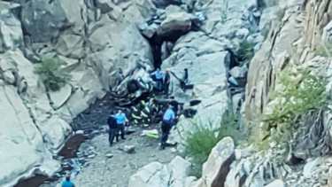 La camioneta cayó por el acantilado de 300 metros. Foto: Gentileza