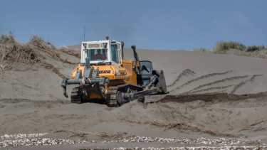 La maquinaria de Vialidad Rionegrina en acción de cara a la nueva traza del Camino de la Costa. Foto: Martín Brunella.