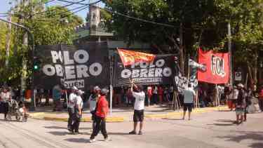 Los manifestantes se concentraron en la Casa de Gobierno a la espera de ser recibidos. (Gentileza).-