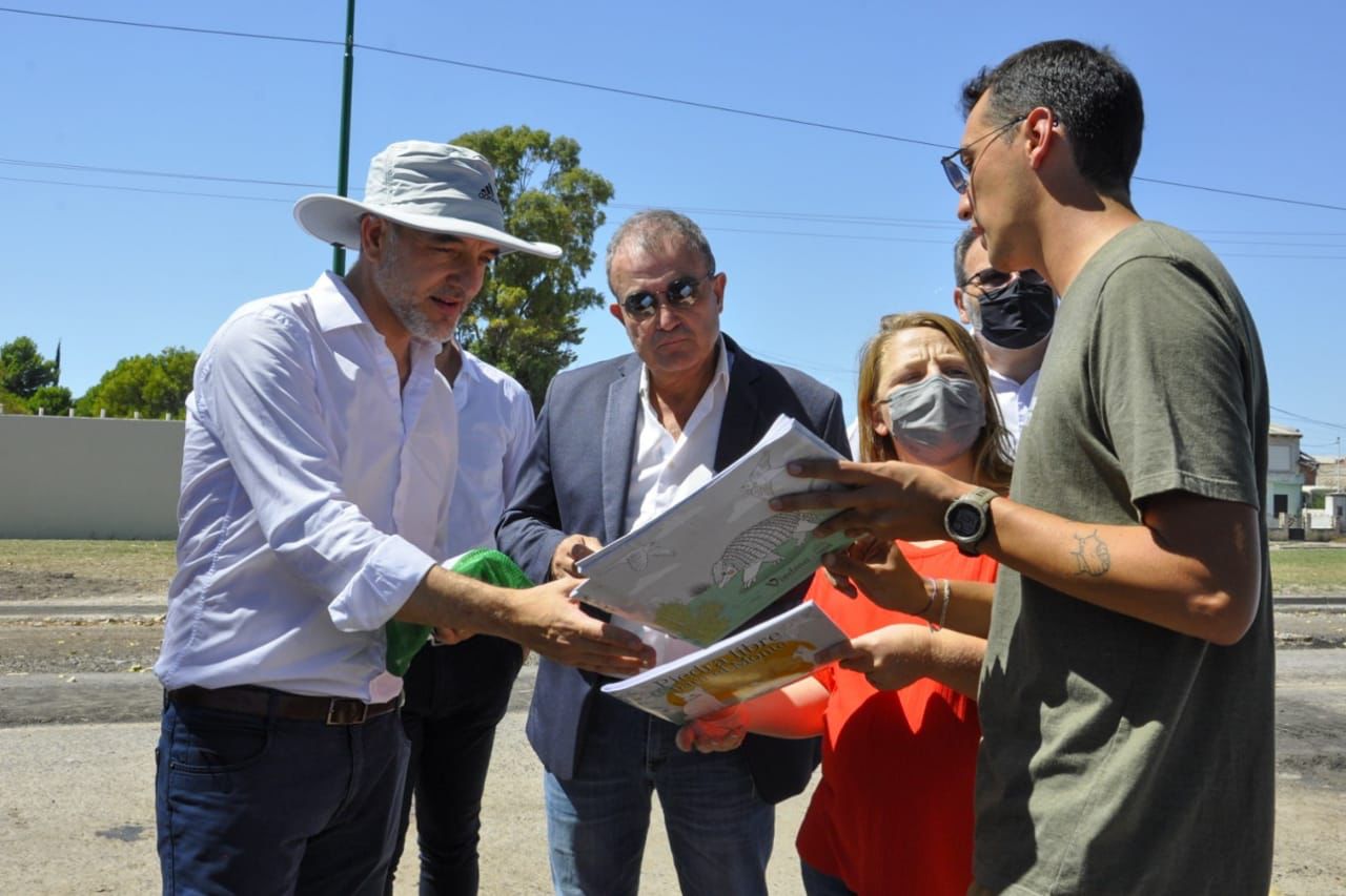 El senador junto al intendente de Viedma, Pedro Pesatti, en una recorrida por obras financiadas por Nación.