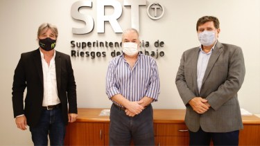 El ministro de trabajo de la Provincia junto a autoridades de la Superintendencia de Riesgos del Trabajo (SRT). Foto Gentileza.