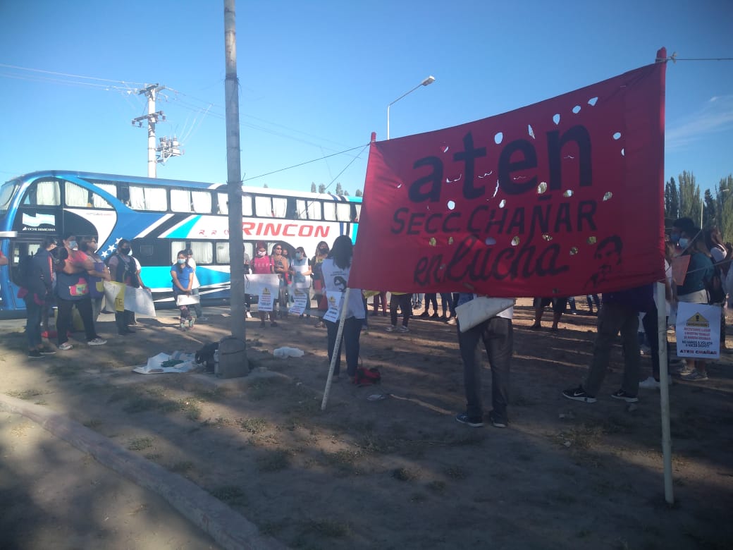 ATEN Chañar organizó un "cartelazo" al costado de la Ruta 7 para denunciar la falta de transporte. (Gentileza).-