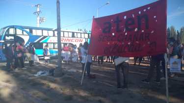 ATEN Chañar organizó un "cartelazo" al costado de la Ruta 7 para denunciar la falta de transporte. (Gentileza).-