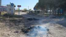 Imagen de Quema de gomas y protesta de trabajadores de las plantas de residuos de Roca