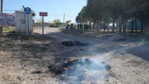 Quema de gomas y protesta de trabajadores de las plantas de residuos de Roca