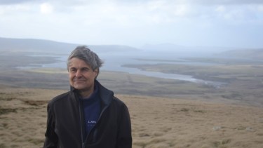 Esta publicación contiene 32 páginas en papel ilustración, con imágenes tomadas en las Islas Malvinas por el fotógrafo Guillermo Luder.