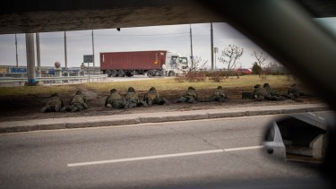 Soldados ucranianos toman posiciones debajo de un puente durante el cruce de fuego dentro de la ciudad de Kiev. Foto: AP 