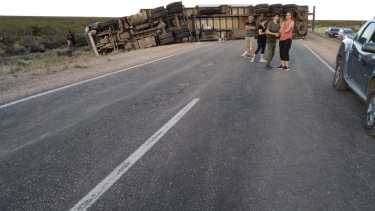 El camión quedó atravesado sobre la Ruta 22 tras el choque con un automovil. (Foto Pablo Accinelli)