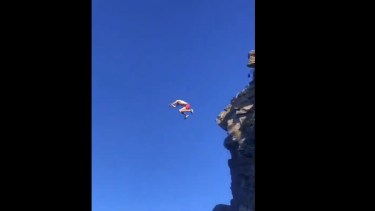 El impresionante salto del joven de 17 de una zona rocosa. 