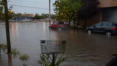Así estaban algunas calles de Neuquén capital en la tarde de este domingo. (Yamil Regules) 