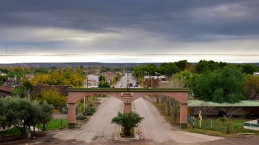 Hasta el 28 de febrero los vecinos de Huergo podrán pagar con descuentos las tasas del año. (Foto Néstor Salas)