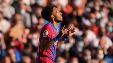 Pierre-Emerick Aubameyang anotó dos tantos para Barcelona en Mestalla. 