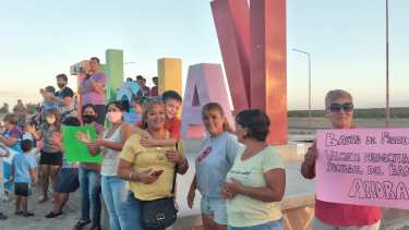 Vecinos volvieron a manifestarse por un servicio bancario acorde a las necesidades de Valcheta. Foto: Gentileza. 