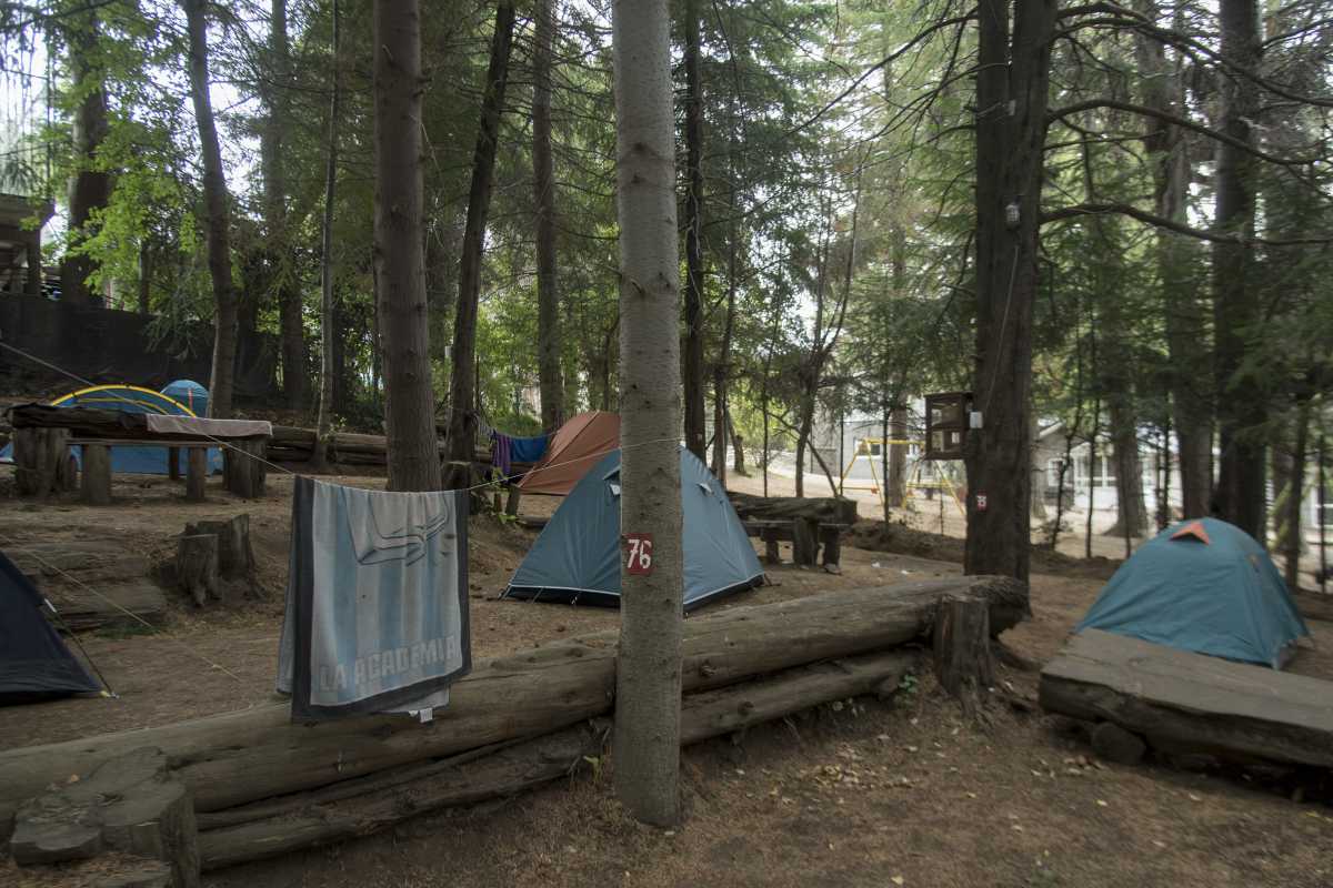 De camping en un bosque o junto a un lago de montaña, las opciones en Bariloche para el verano. Foto: Archivo
