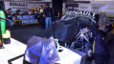El Trotta Competición se instaló rápido en los boxes del autódromo de Viedma con los Torino de Juan C. Benvenuti y Marcos Landa. Fotos Marcelo Ochpa.