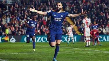 Karim Benzema festeja el golazo con el que su equipo derrotó a Rayo Vallecano. 