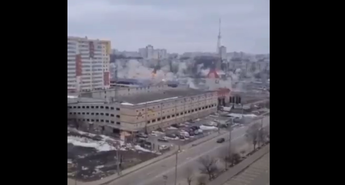 El momento en el que supuestamente caen bombas racimo en Kharkiv. 