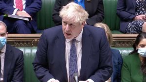 Renuncian dos consejeros de Boris Johnson por el escándalo de las fiestas durante el aislamiento