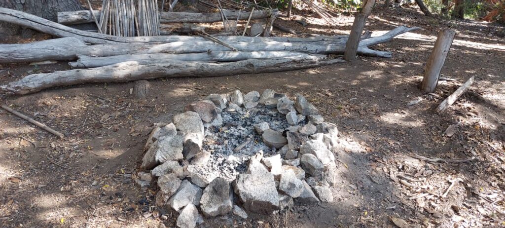 Los restos de los fogones que se detectaron en la Isla de los Conejos en lago Moreno, en Bariloche. Gentileza