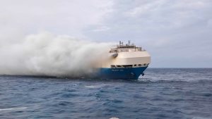 Barco gigante con autos queda a la deriva y sin tripulación en el Atlántico