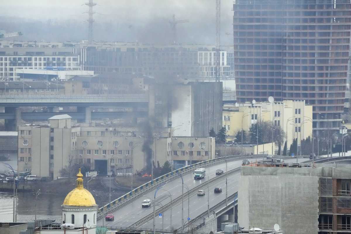 El humo y las llamas se elevan cerca de un edificio militar después de un ataque ruso en Kiev, Ucrania, el jueves 24 de febrero de 2022. (Foto AP/Efrem Lukatsky)