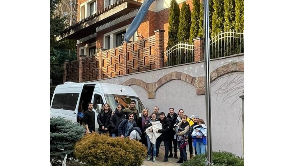 Cafiero compartió una foto de las familias en la puerta de la residencia y la combi que las trasladaba. Foto: @SantiagoCafiero