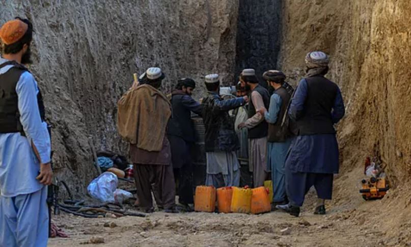 El niño había caído a un profundo pozo en el pueblo de Shokak, en la provincia de Zabul.