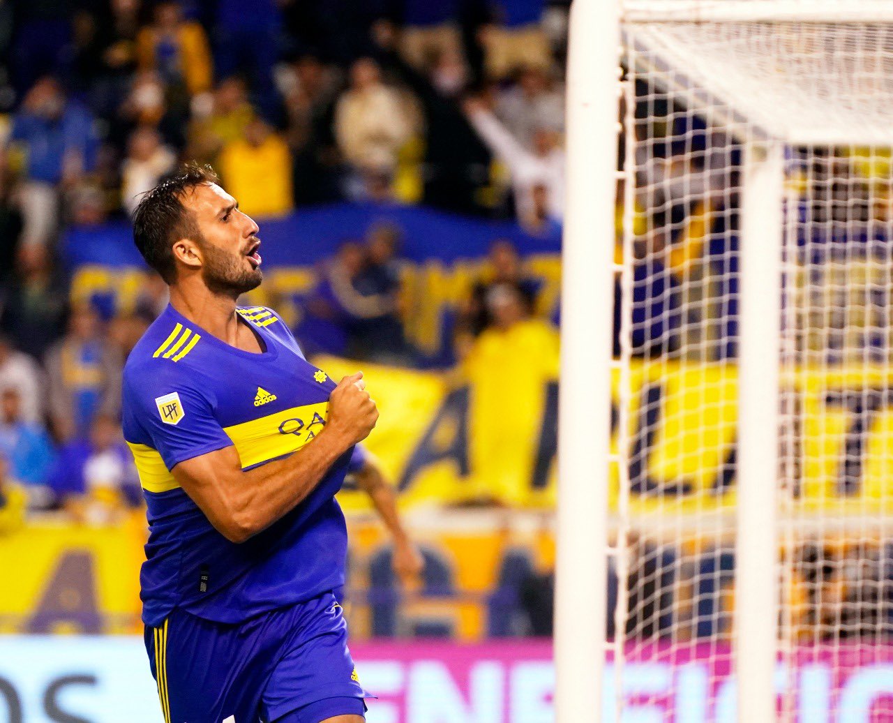 Carlos Izquierdoz festeja el 1-0 para Boca sobre Rosario Central en el Amalfitani. 