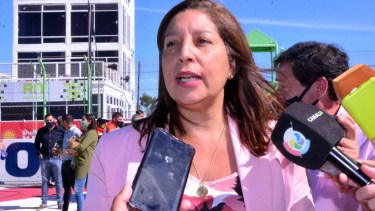 La gobernadora Carreras habló con la prensa en el Autódromo de Viedma. Foto: Marcelo Ochoa.