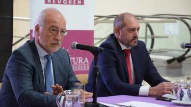 Oteiza y Calvinho, los disertantes de este lunes. (Yamil Regules)