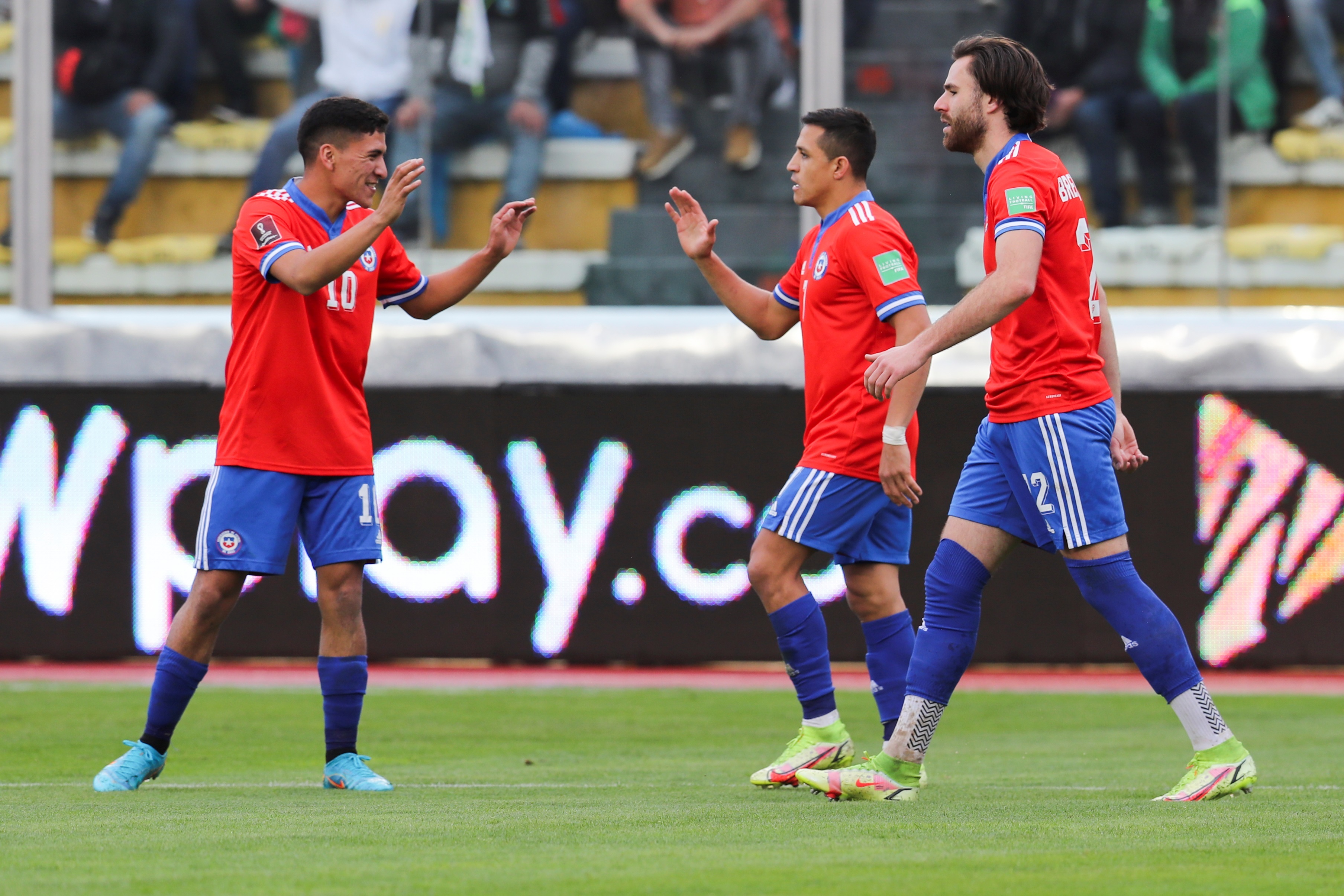 Alexis festeja con Núñez el segundo gol de su equipo. Chile dio el golpe en Bolivia. 